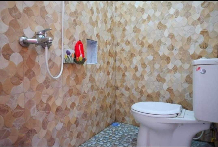 Bathroom, Hotel near Jalan Tol Syariah Pekalongan, Pekalongan