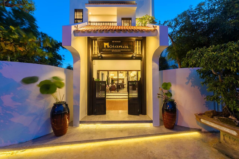 Exterior & Views