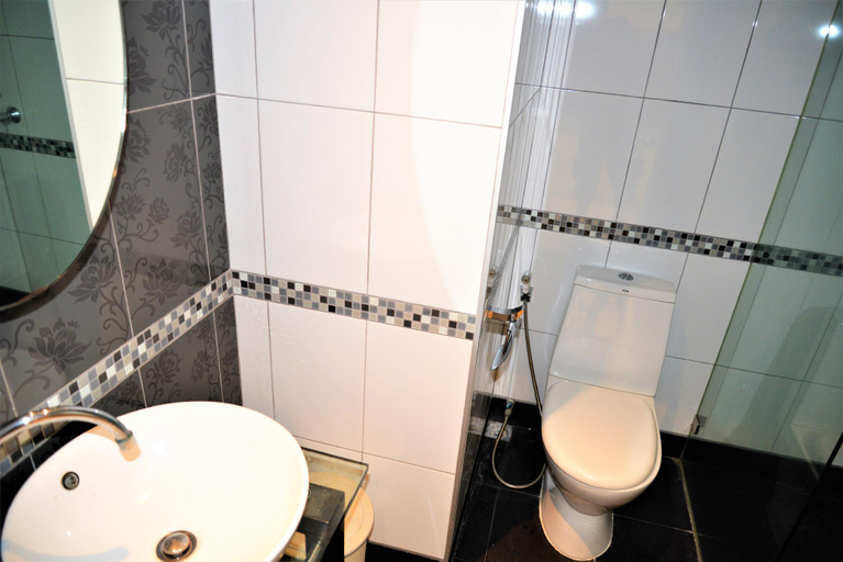 Bathroom 2, Pattaya Plaza Condotel large studio apartment Sukhumvit, Pattaya