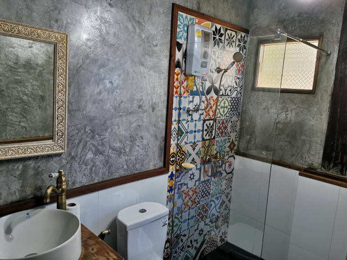 Bathroom 2, Baanfarangkhaoyai House, Pak Chong