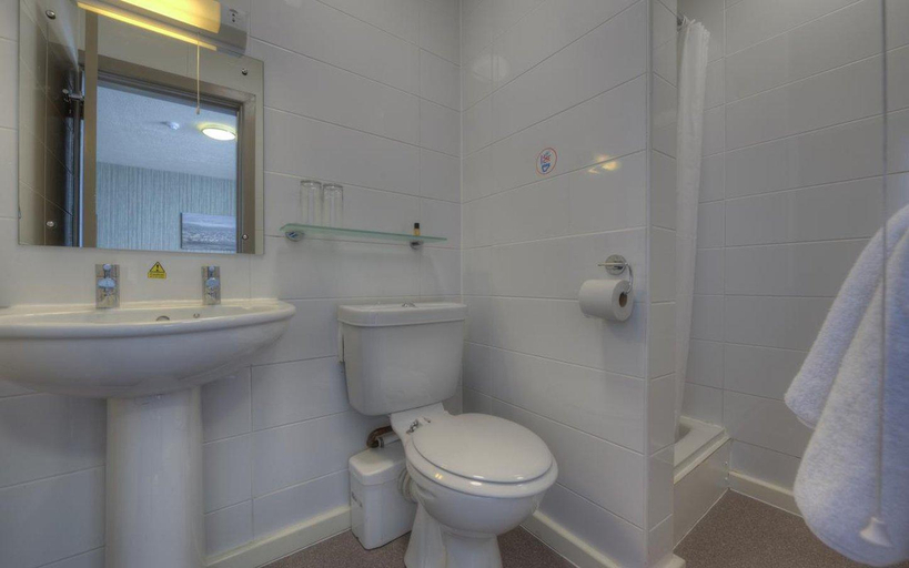 Bathroom 4, Ardencaple Hotel by Good Night Inns, Argyll and Bute