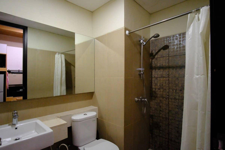 Bathroom 3, Comfort apartment, direct access to airport, Central Jakarta