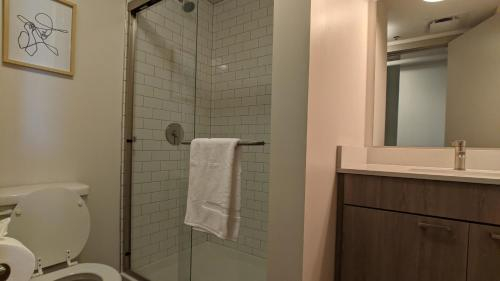 Impeccable 1BR with Gym and Pool, Sedgwick