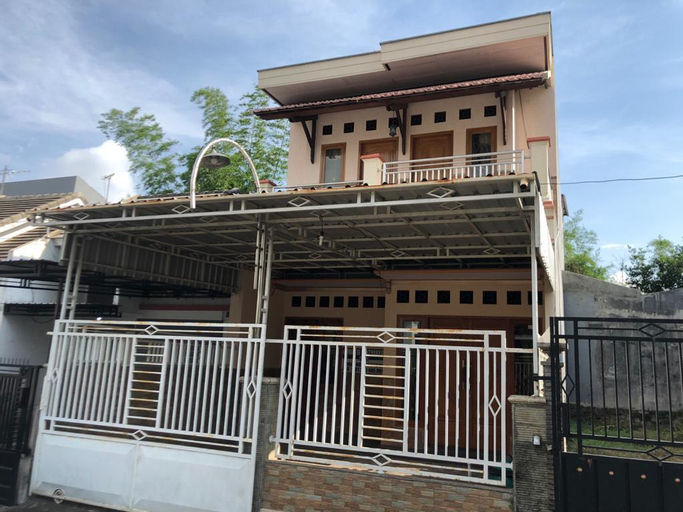 Others 5, 9 Bedrooms Riza Villa, Malang