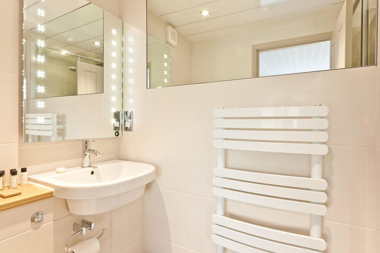 Bathroom 4, Hillthwaite Hotel, Cumbria