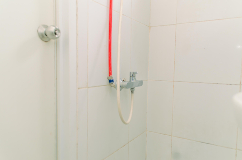 Bathroom 5, Warm and Cozy Studio Apartment (No Kitchen) at Aeropolis Residence By Travelio, Tangerang