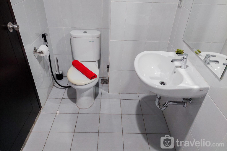 Bathroom 3, Comfort Studio Casa De Parco Apartment By Travelio, Tangerang