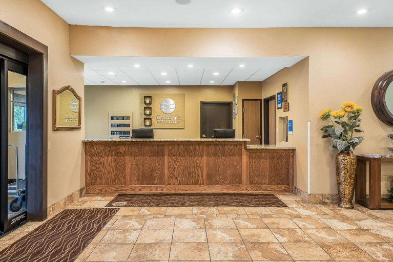 Public Area 2, Comfort Inn & Suites Pittsburg KS, Crawford
