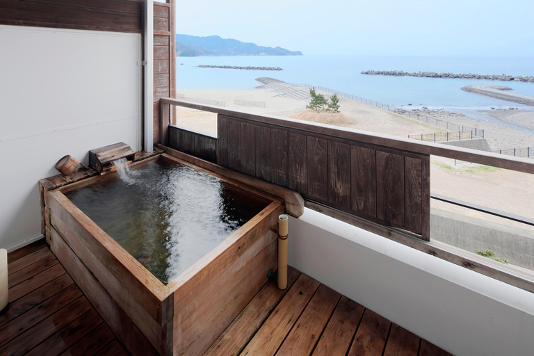 Bathroom 4, Akaneironoumi Arujisu, Izu