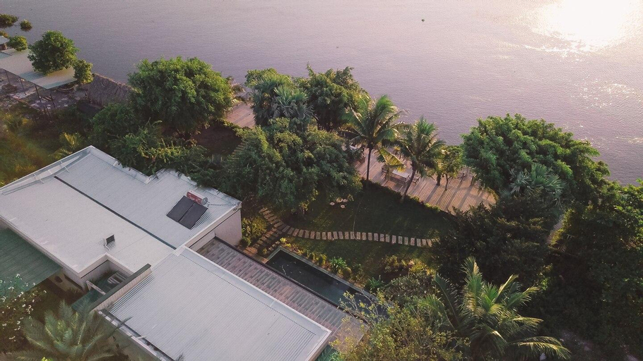 Four Bedrooms Riverside Villa with Sunset & Pool, Thuận An