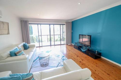 Macquarie Paradise, Lake Macquarie - West