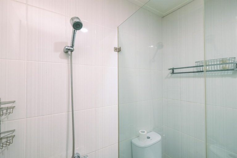Bathroom 5, Luxurious 2BR at Tamansari Semanggi Apartment By Travelio, South Jakarta