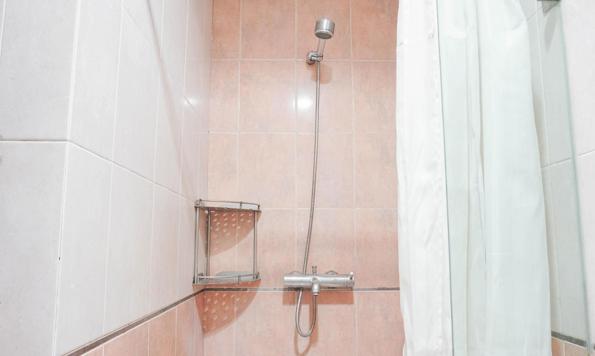 Bathroom 5, Comfy and Tidy Studio Apartment at Tamansari Sudirman By Travelio, Jakarta Selatan