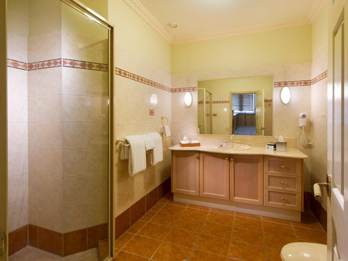 Bathroom 4, Royal Albert Apartments Hotel, Brisbane