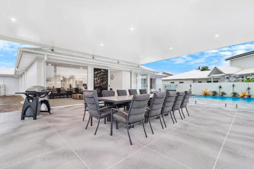 Luxury 5BR Home With Magnesium Pool & Spa With Water Views, Caloundra - Caloundra S.
