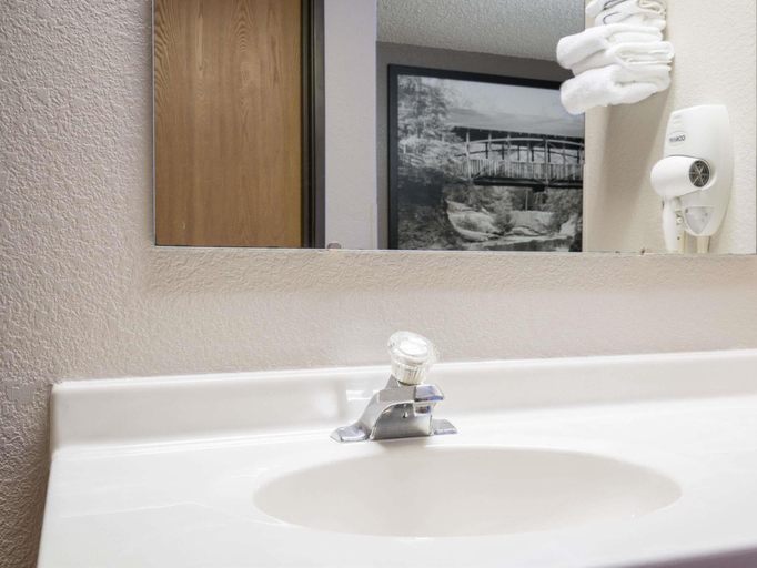 Bathroom 4, Super 8 By Wyndham Menomonie Wi, Dunn