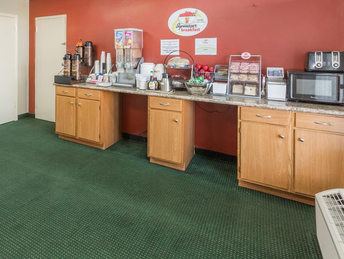 Food & Drinks 5, Super 8 by Wyndham Tifton, Tift