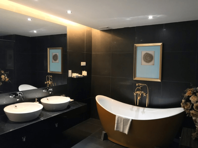 Bathroom 16