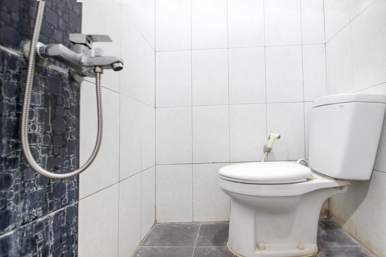 Bathroom, RedDoorz near RS Sarjito Yogyakarta 2, Sleman