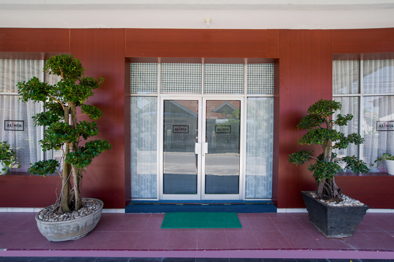 Exterior & Views 1, OYO 3225 Alinia Guest House, Padang