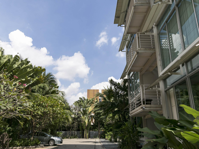 Exterior & Views