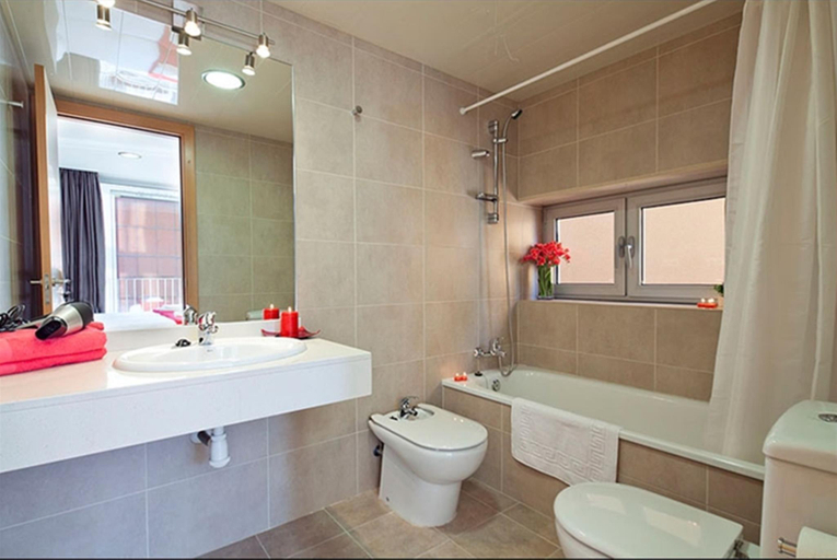 Bathroom 3, Charmsuites Nou Rambla Apartments, Barcelona