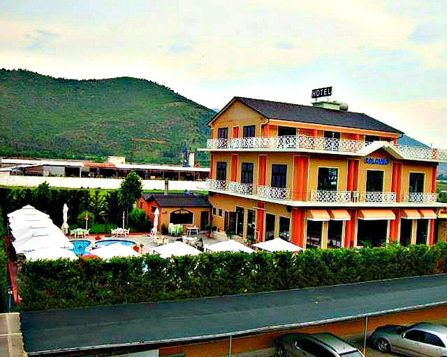 Hotel Colombo, Elbasanit
