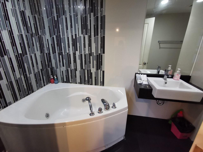 Bedroom 3, Luxury Suite Duplex Jacuzzi near BTS Sukhumvit69, Wattana