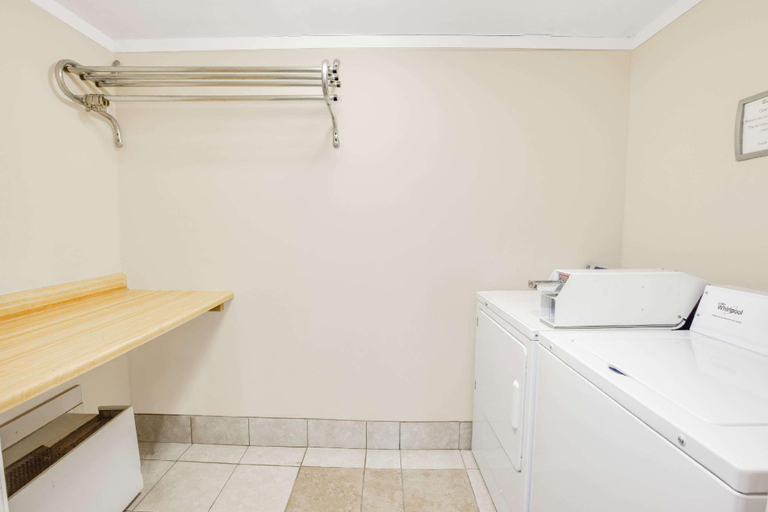 Bathroom 2, Rodeway Inn & Suites Saginaw I-675, Saginaw