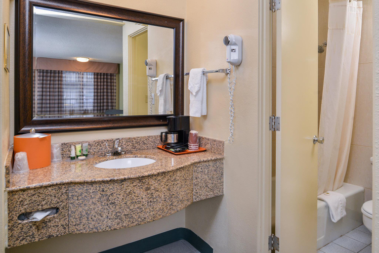 Bathroom 4, University Inn and Suites Eugene, Lane