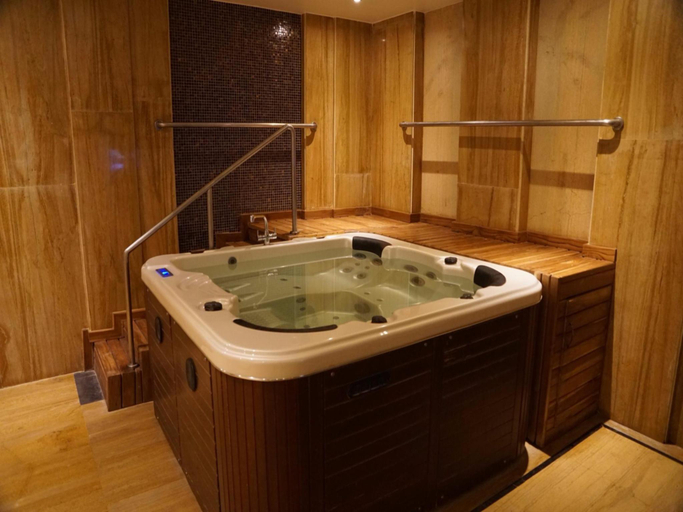 Bathroom 4, Ananta Spa & Resort, Pushkar, Ajmer