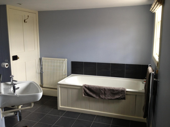 Bathroom 2, Courtyard Cottage in glorious countryside, Shropshire