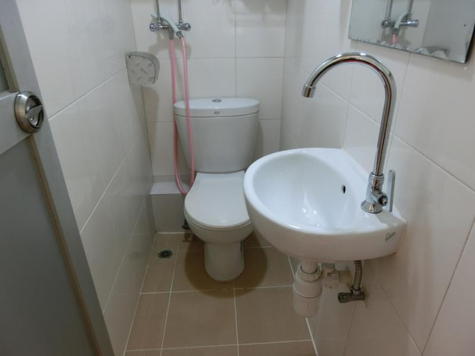 Bathroom 4, Fortune Hotel, Kowloon