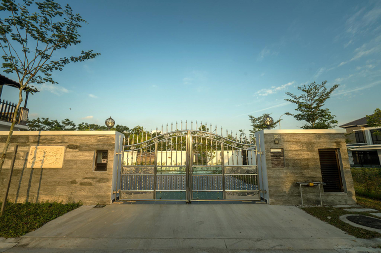 Eco kampung homestay @ austin duta johor bahru, Johor Bahru