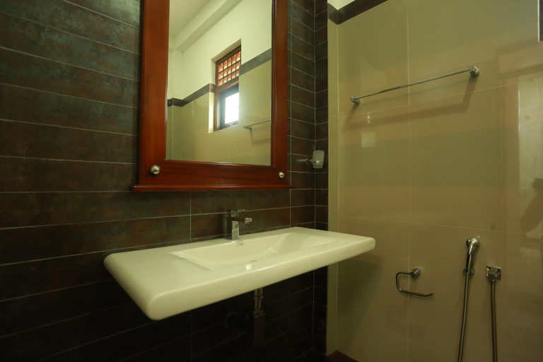 Bathroom 2, River Breeze Villa, Bentota