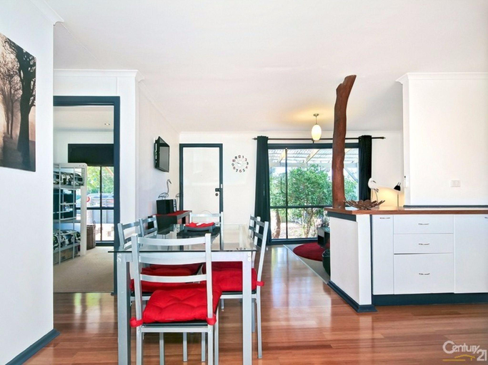 5, Sea Devine, Adelaide