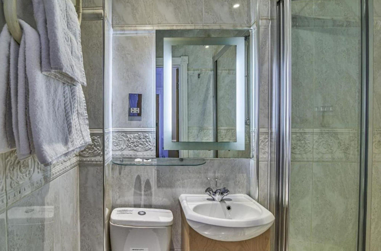 Bathroom 4, Hyde Park Radnor Hotel, London