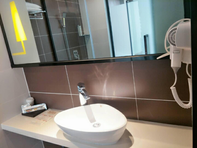 Bathroom 4, IU Hotel (Xingyi Sports Center), Qianxinan Buyei and Miao