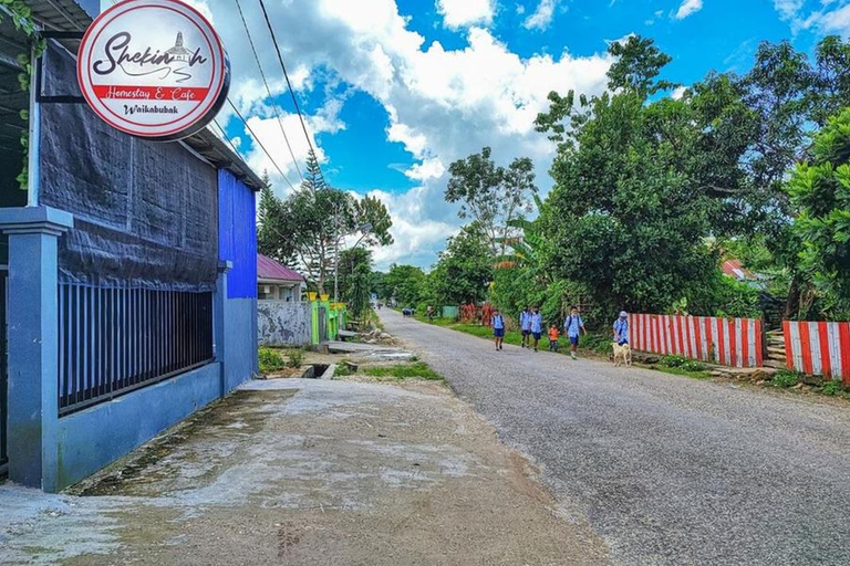Exterior & Views 2, Shekinah Homestay & Cafe Waikabubak RedPartner, West Sumba