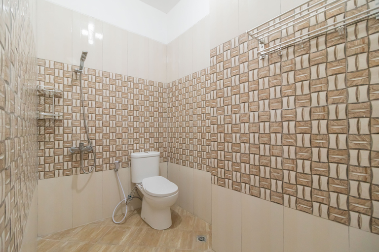 Bathroom 4, Urbanview Hotel Ephe Palembang by RedDoorz, Palembang