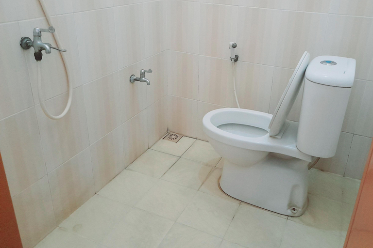 Bathroom, RedDoorz Syariah near Komplek Candi Arjuna Dieng 2, Wonosobo