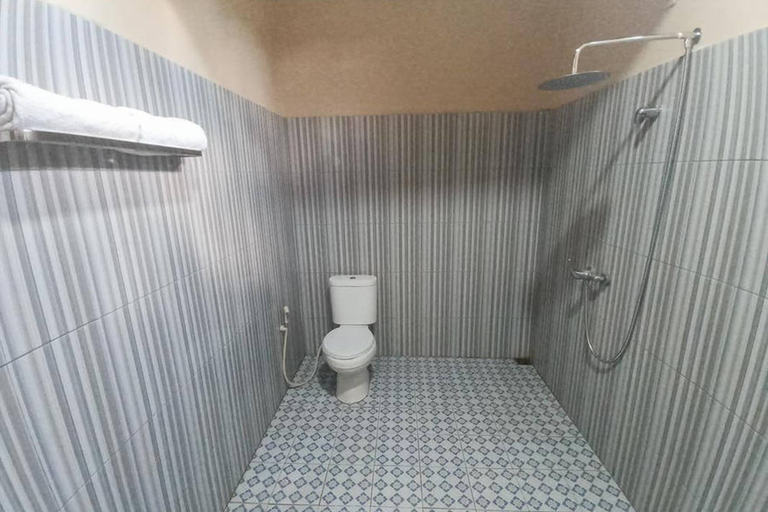 Bathroom 4, RedDoorz @ Waena Jayapura, Jayapura