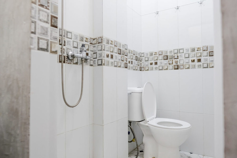 Bathroom 4, RedDoorz @ Sekip Medan, Medan