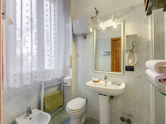 Bathroom 4, Hotel Espana, Rome