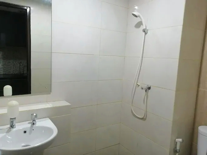 Bathroom 5, Grandhika City Apartment Bekasi by RASI, Bekasi