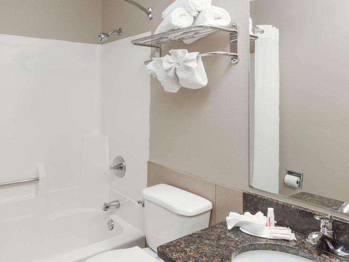 Bathroom, Quality Inn Elkhart, Elkhart