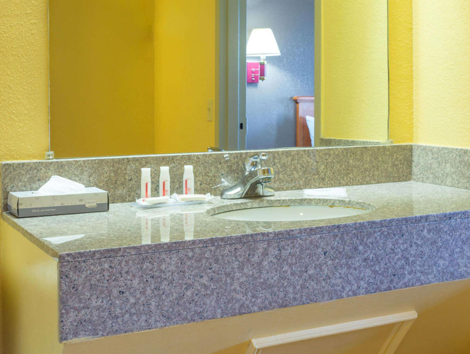 Bathroom 4, Baymont Horn Lake Southaven, Desoto