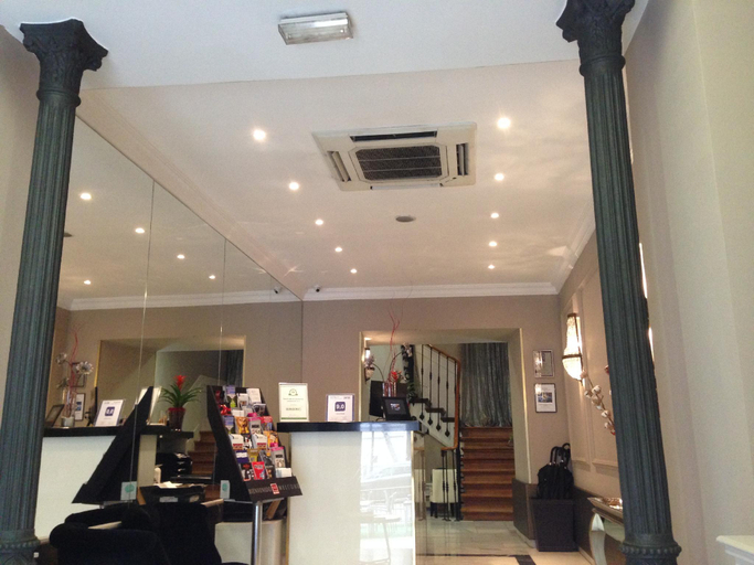 Public Area, Boutike Cibeles                                                                 , Madrid