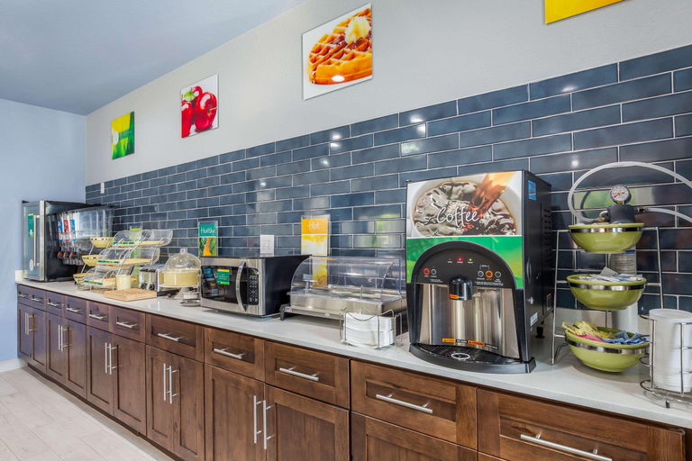 Food & Drinks 5, Quality Inn & Suites Suffolk West, Suffolk
