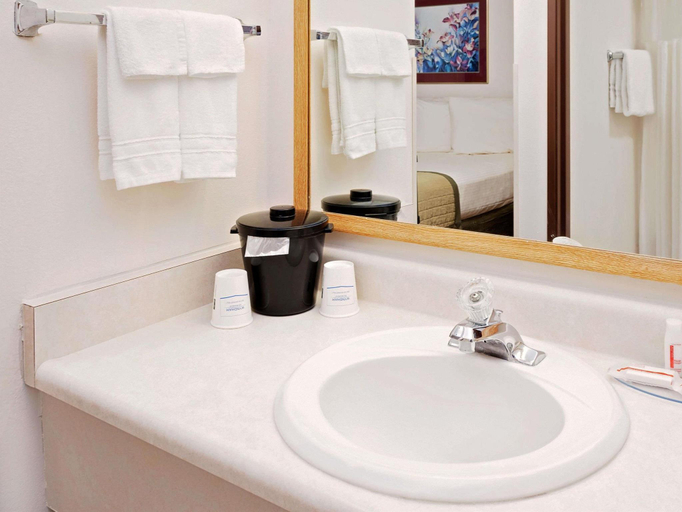 Bathroom 4, Baymont by Wyndham St. Joseph/Stevensville, Berrien